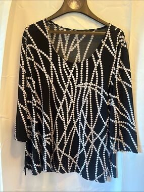 Black & White Dot-Stripe Women's round Neck Top